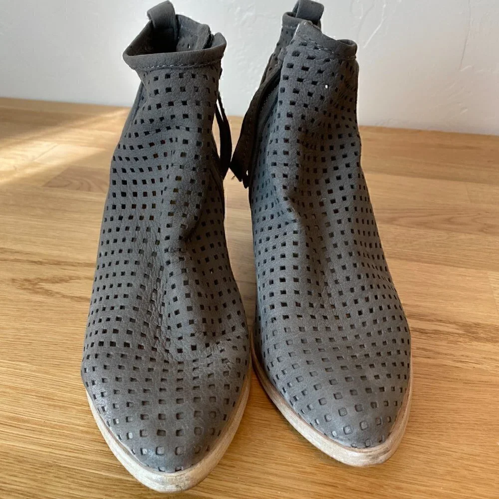 Dolce Vita Kenyon Smoke Grey Perforated Nubuck Bootie Size 9/9.5 - Picture 5 of 11